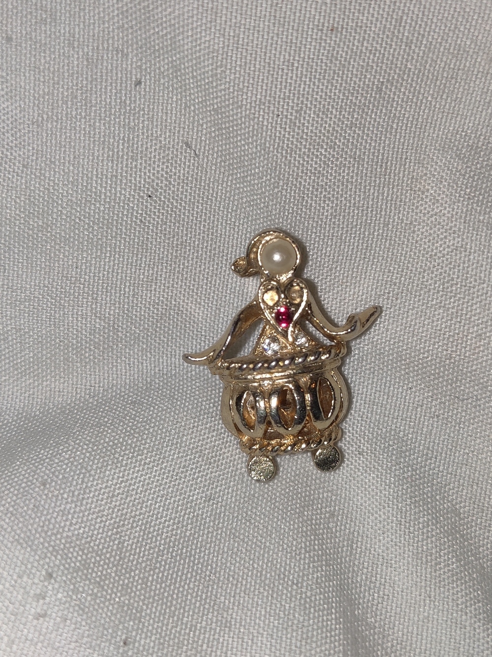 Rare VNTG: Juliet Brooch 1940s (See Pics Missing Red Jewels)